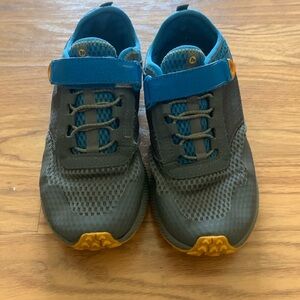 Merrell kids hiking shoe size 4